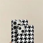 Capa simples xadrez preto e branco para celular. Design elegante, fácil de usar e durável, perfeita para proteger seu aparelho com estilo no dia a dia. — foto 3