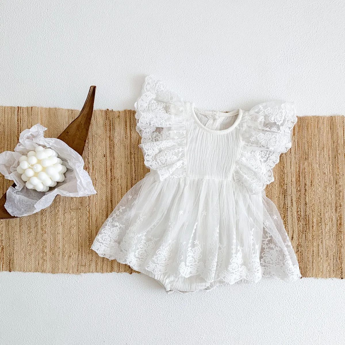 Vestido de bebê de algodão para meninas com renda e bordado, macio e delicado para recém-nascidos, perfeito para batizados e eventos especiais. — foto 14