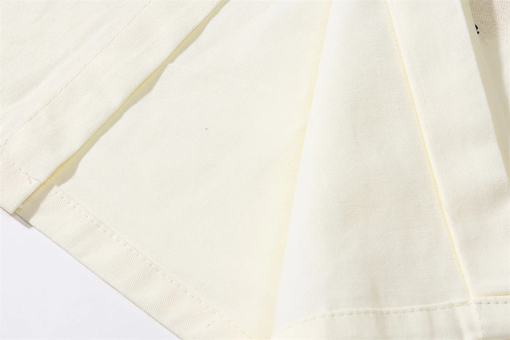 Camiseta de moda com estampa puff de design urbano, solta e de nicho. Conforto e estilo streetwear em uma peça única e moderna. — foto 5