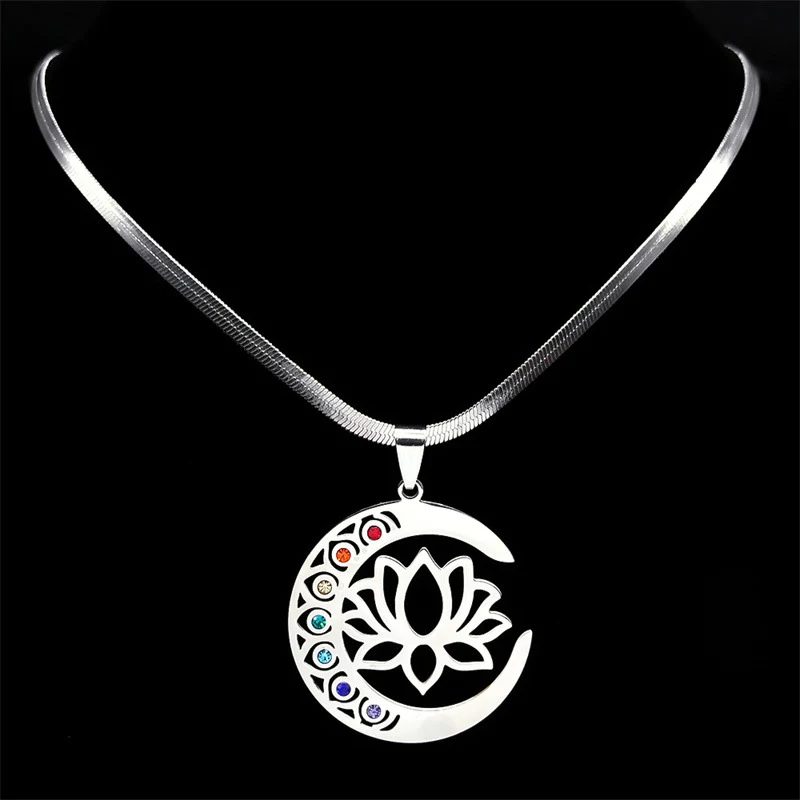 Colar Moon Lotus de Aço Inoxidável para Mulheres. Design elegante e durável. Um toque de beleza para complementar seu visual. — foto 9