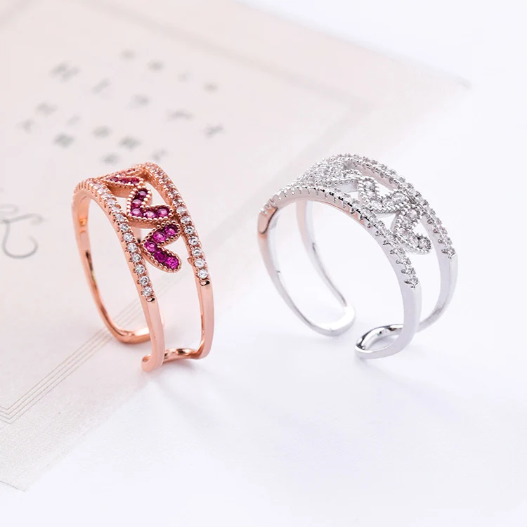 Anel vazado de amor com diamantes rosa vermelho, versão larga, zircônia micro cravejada, anel de cauda em forma de coração. Elegância. — foto 4