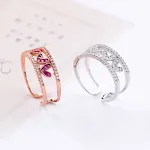 Anel vazado de amor com diamantes rosa vermelho, versão larga, zircônia micro cravejada, anel de cauda em forma de coração. Elegância. — foto 4