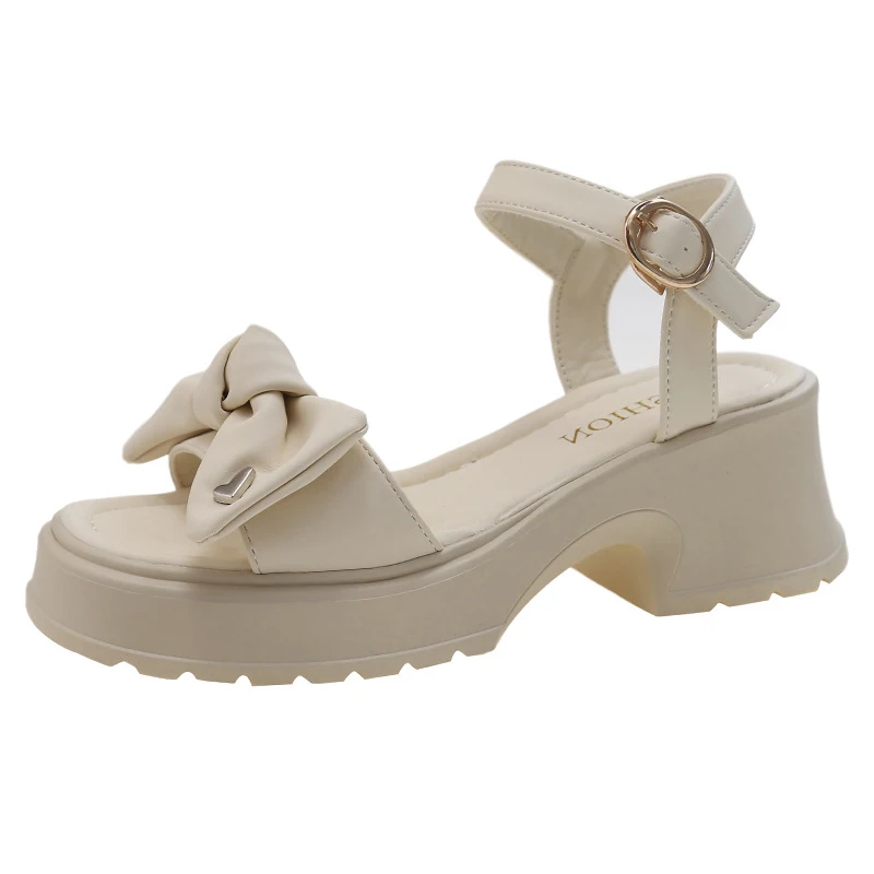 Sandálias de praia fashion com salto grosso e fivela no tornozelo, perfeitas para um visual moderno e confortável, ideal para a praia. — foto 1