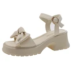 Sandálias de praia fashion com salto grosso e fivela no tornozelo, perfeitas para um visual moderno e confortável, ideal para a praia. — foto 1