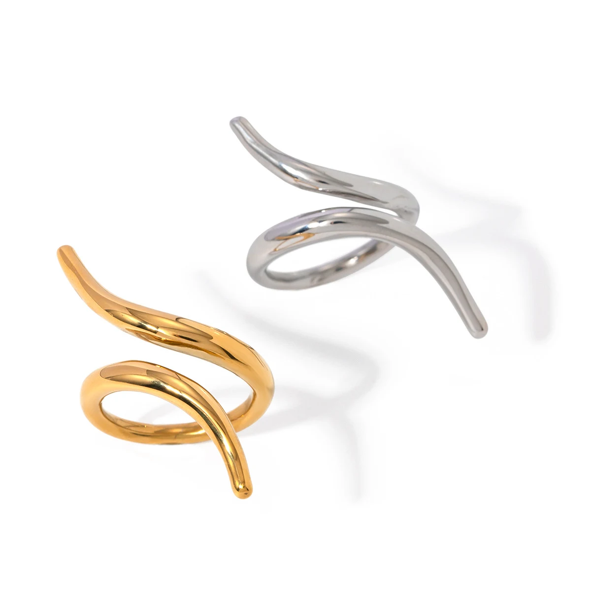 Anel Aberto Desestruturado em Aço Inoxidável com Ouro 18K. Elegância atemporal, design moderno e durabilidade para realçar seu estilo. — foto 1