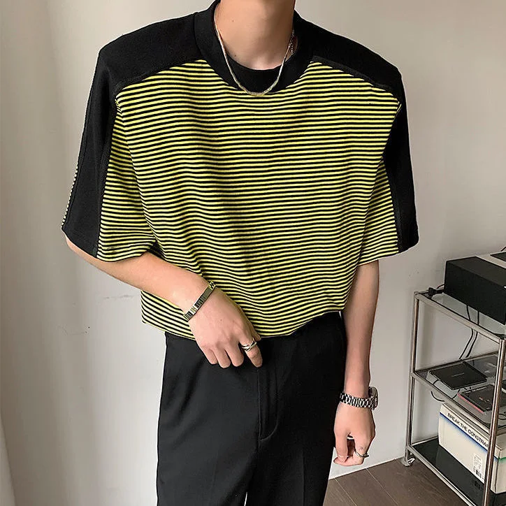 Camiseta masculina solta com costura listrada e ombreiras. Manga curta para um visual moderno e confortável. Ideal para looks casuais com estilo. — foto 1