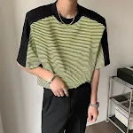 Camiseta masculina solta com costura listrada e ombreiras. Manga curta para um visual moderno e confortável. Ideal para looks casuais com estilo. — foto 1