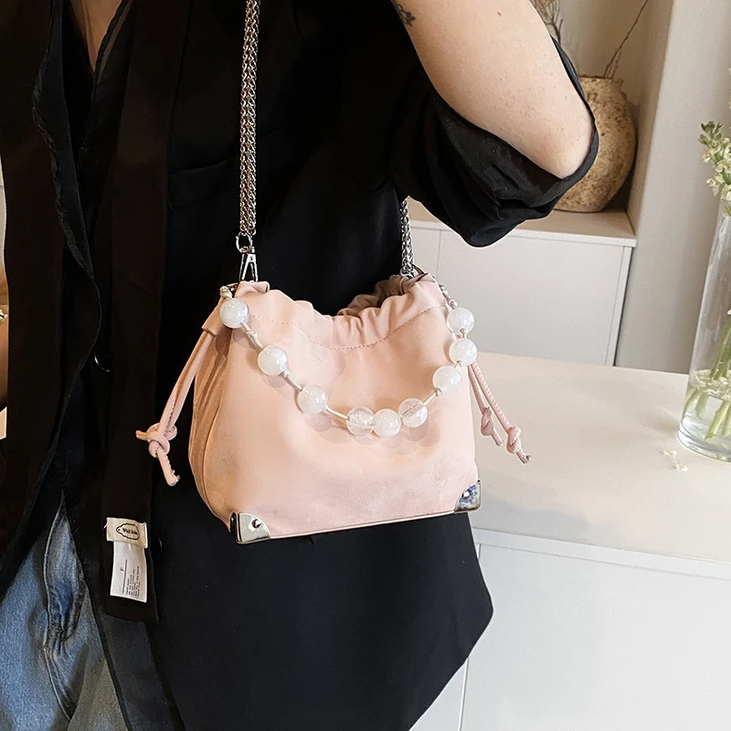 Bolsa Feminina Simples Portátil Tipo Balde com Corrente Leve e prática para mulheres. Leve seus itens essenciais com elegância e conforto. Perfeita para uso diário. — foto 17