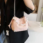Bolsa Feminina Simples Portátil Tipo Balde com Corrente Leve e prática para mulheres. Leve seus itens essenciais com elegância e conforto. Perfeita para uso diário. — foto 17