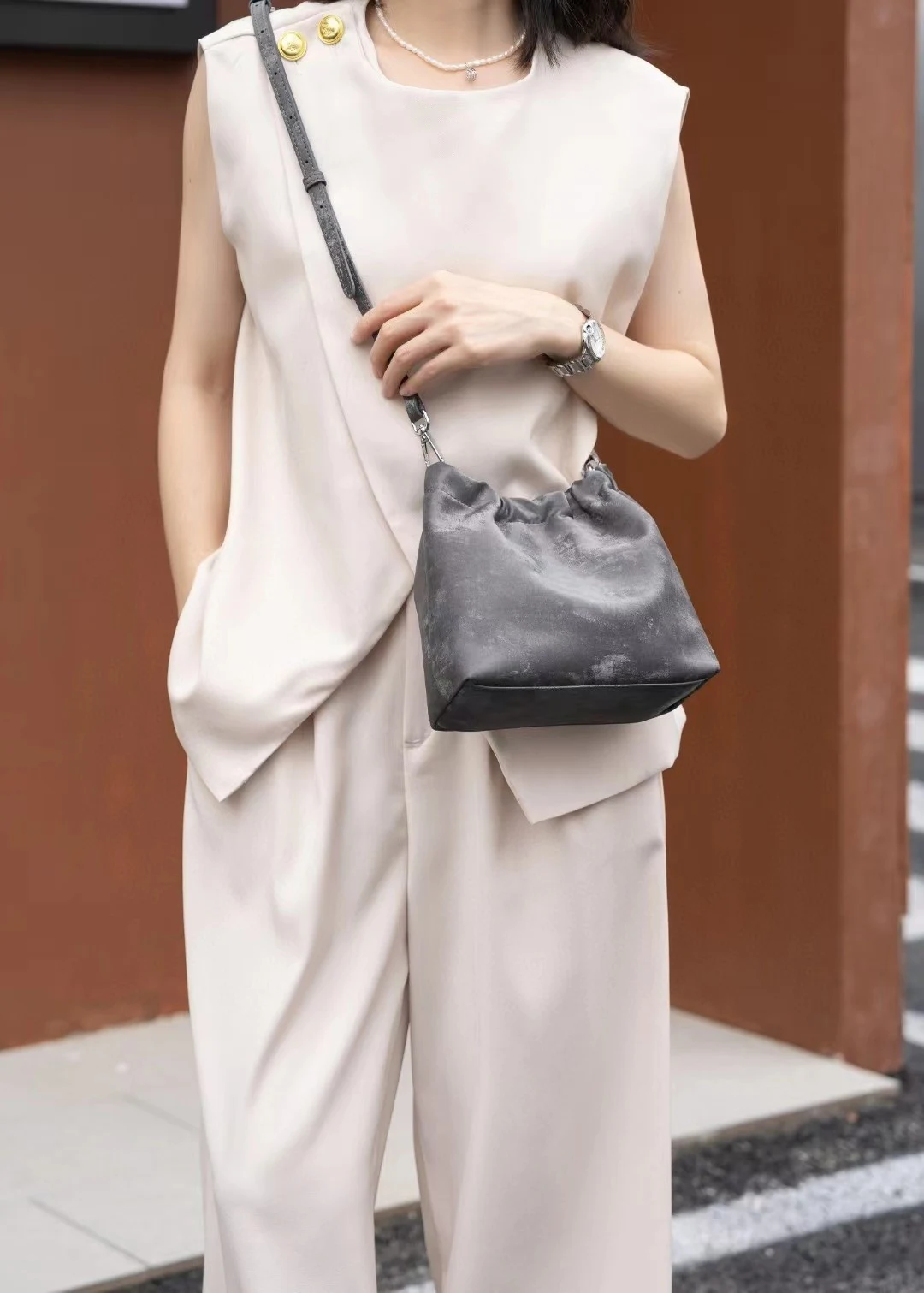 Genuine Leather Cloud Bag for Commuters, Elegant and Large Capacity. All-Matching Design, Perfect for Daily Use and Carr — photo 2