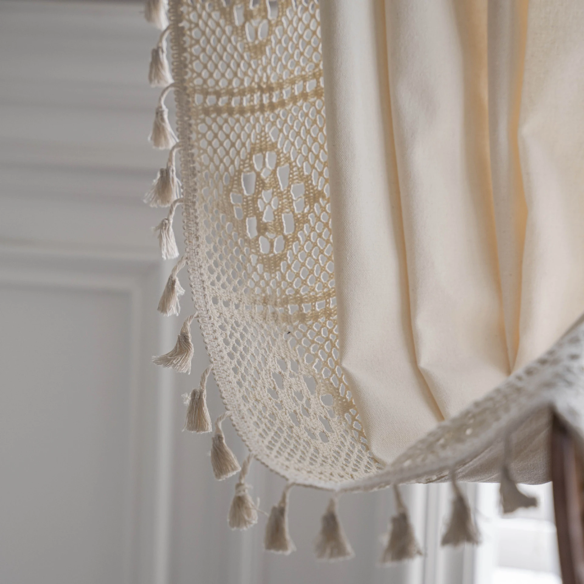 Rideau court de séparation en crochet avec point de plaid. Offre intimité et style. Parfait pour les petites fenêtres, ajoute charme et élégance. — photo 8