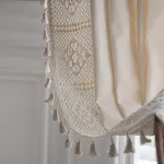 Rideau court de séparation en crochet avec point de plaid. Offre intimité et style. Parfait pour les petites fenêtres, ajoute charme et élégance. — photo 8