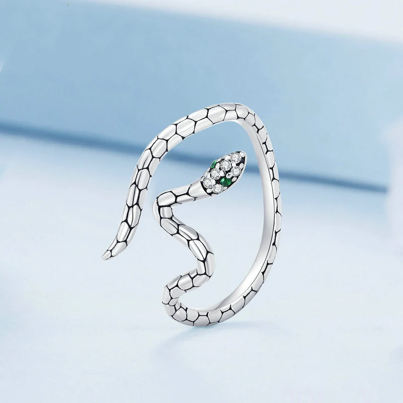 Anel feminino fashion com textura e toque cool. Acessório elegante para mulheres que buscam um visual moderno e cheio de estilo. — foto 3