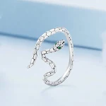 Anel feminino fashion com textura e toque cool. Acessório elegante para mulheres que buscam um visual moderno e cheio de estilo. — foto 3