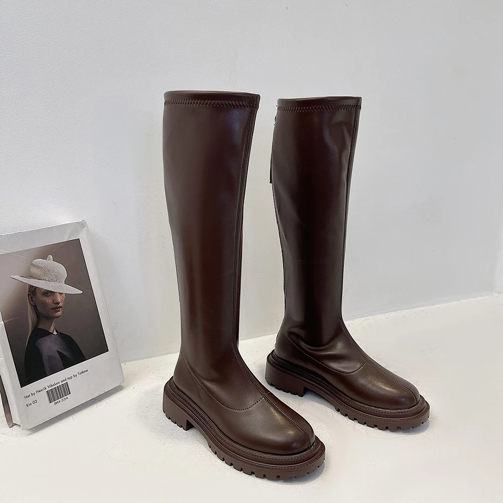 Botas retrô altas e finas para combinar com tudo, ideais para um visual elegante e alongado. Um calçado versátil e atemporal para diversas ocasiões. — foto 6