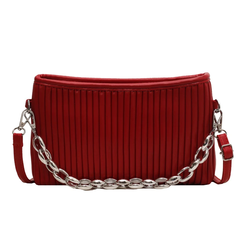 Bolsa mensageiro feminina com textura plissada e corrente no ombro, ideal para o dia a dia, elegante e prática. — foto 4
