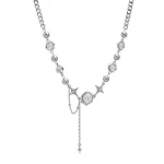 Colar com pingente de borla de cruz de zircônia Moonlight para mulheres. Adicione brilho e elegância ao seu visual com este acessório sofisticado. — foto 1