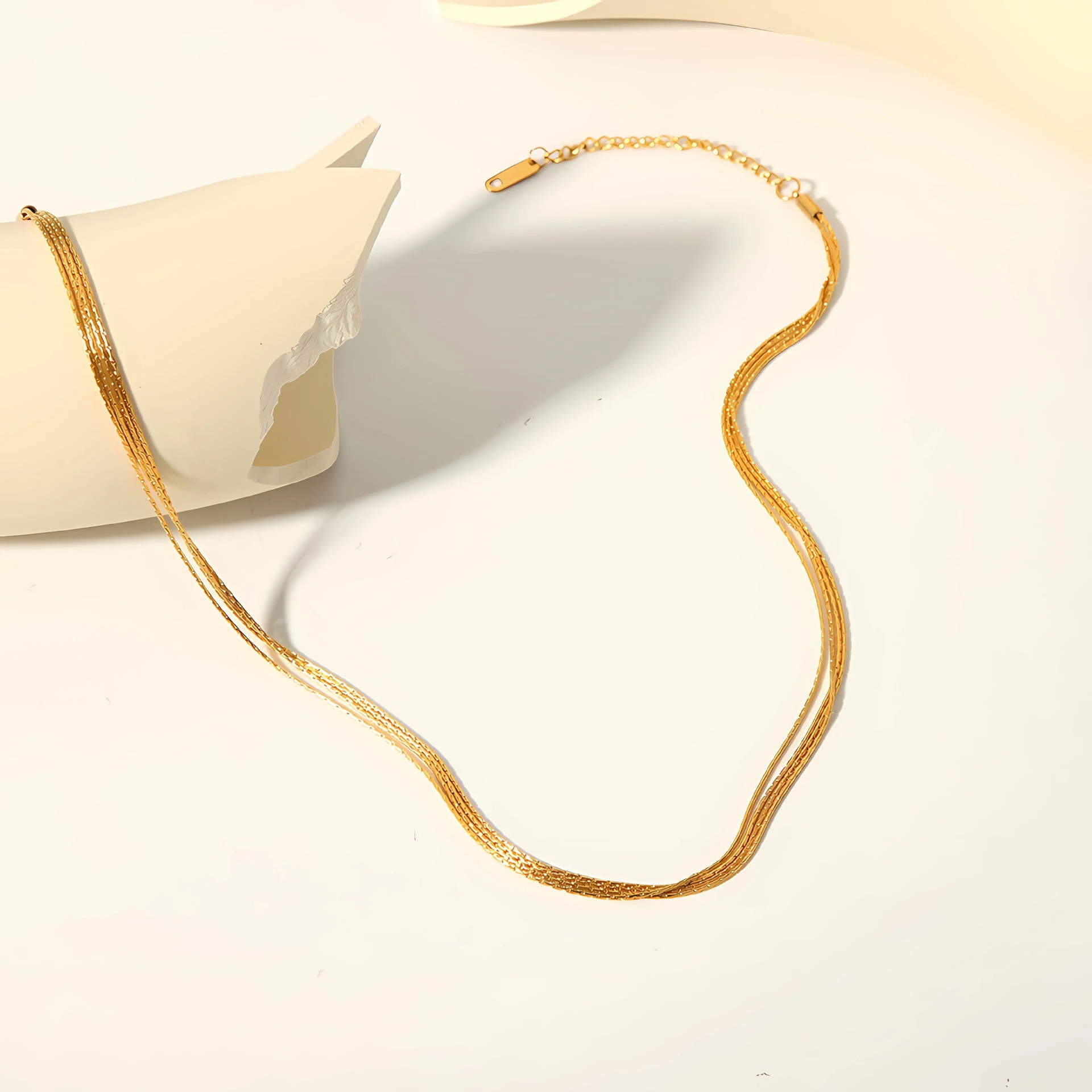 Colar e pingente em aço inoxidável banhado a ouro 18K. Joia elegante, resistente à água, perfeita para uso diário e presentes. — foto 1