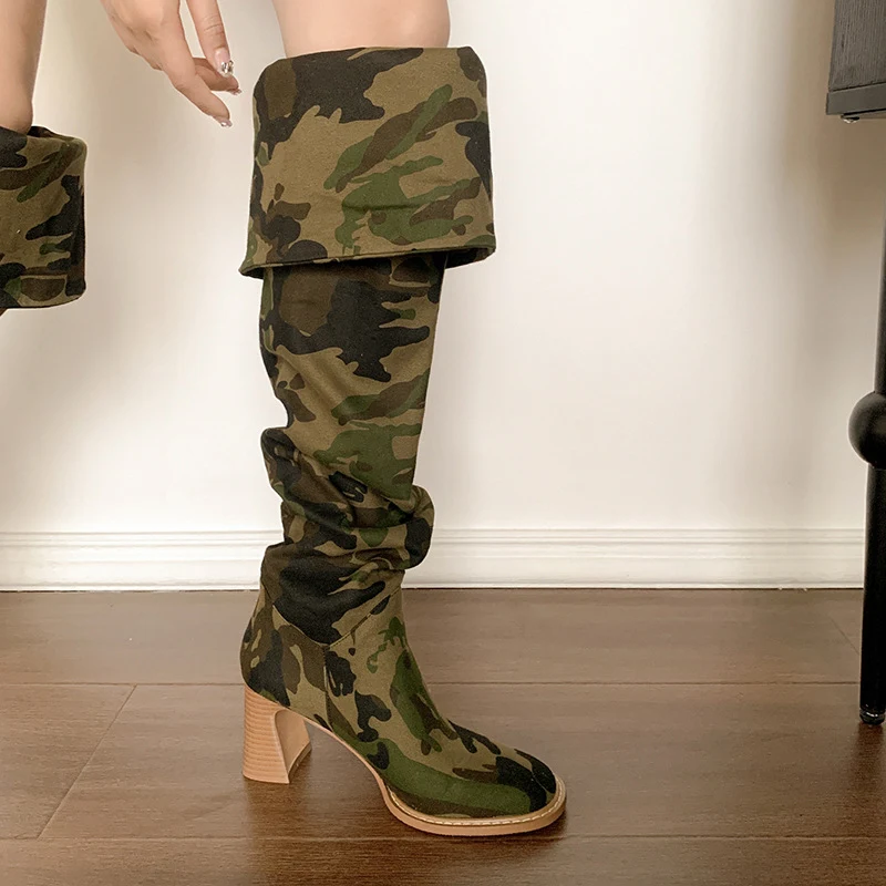 Botas longas femininas de salto grosso em denim camuflado com bico redondo. Conforto e estilo em um só calçado. — foto 7