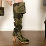 Botas longas femininas de salto grosso em denim camuflado com bico redondo. Conforto e estilo em um só calçado. — foto 7