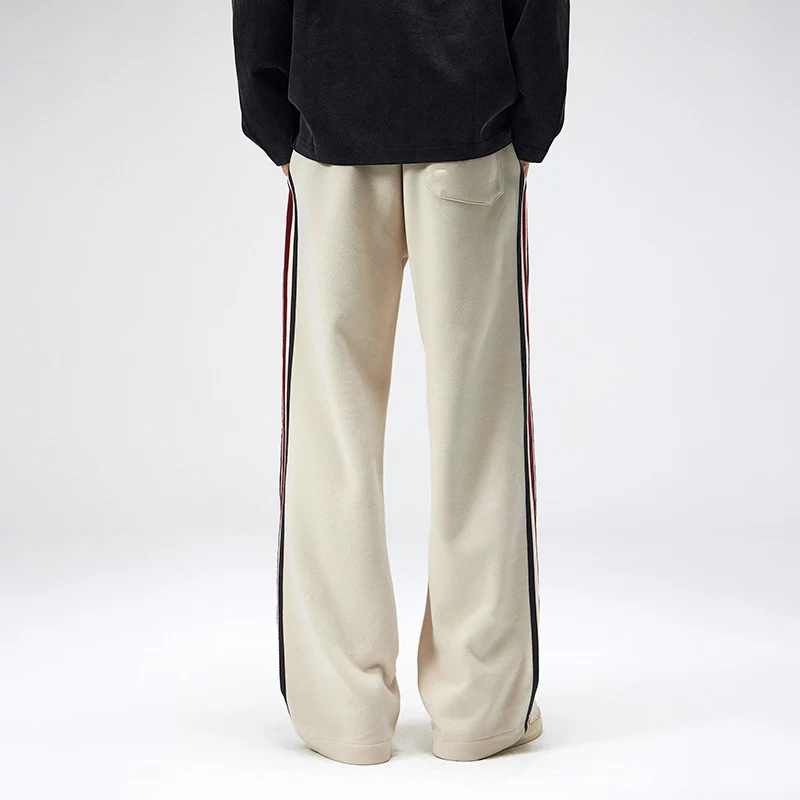 Heren joggingbroek met zijstrepen, losvallend en recht. Geniet van comfort en stijl. Perfect voor casual wear of sportieve activiteiten. — foto 3