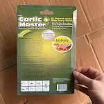 Kitchen garlic press for easy mincing, ergonomic design, easy to use and clean, perfect for adding flavor to your cookin — photo 2