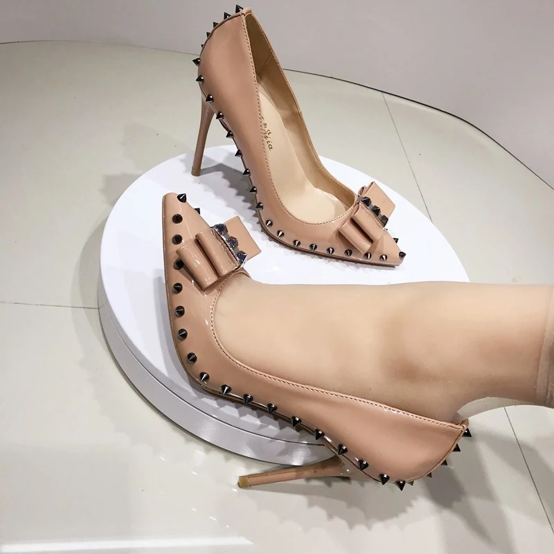 Sapatos Stiletto de Salto Alto com Laço e Rebites em Verniz, Bico Fino, eleve seu visual com sofisticação e charme. — foto 5