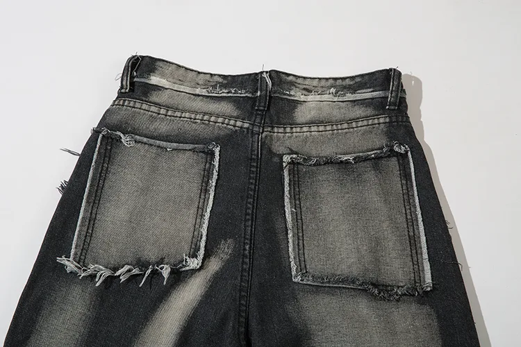 Jeans Punk para hombre con costuras deshilachadas a la moda. Consigue un look moderno y rebelde con estos pantalones vaqueros. — foto 11