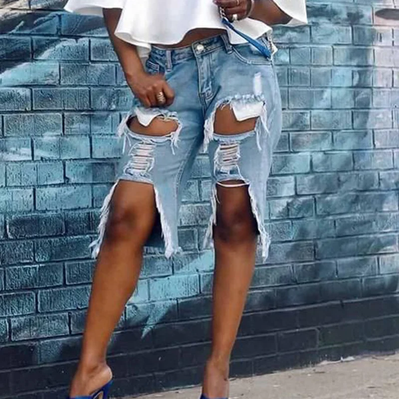 Shorts Jeans Rasgados Denim Soltos Retos Cinco-quartos Conforto e Estilo para o Verão. Perfeitos para um visual despojado e moderno. Leveza e liberdade. — foto 3