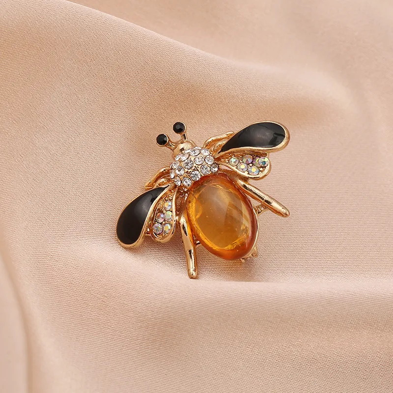 Broche de abelha fofa de desenho animado com zircônia, diamante e pérola, um acessório charmoso e brilhante para seu visual. — foto 10