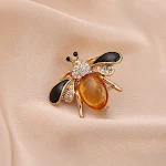 Broche de abelha fofa de desenho animado com zircônia, diamante e pérola, um acessório charmoso e brilhante para seu visual. — foto 10