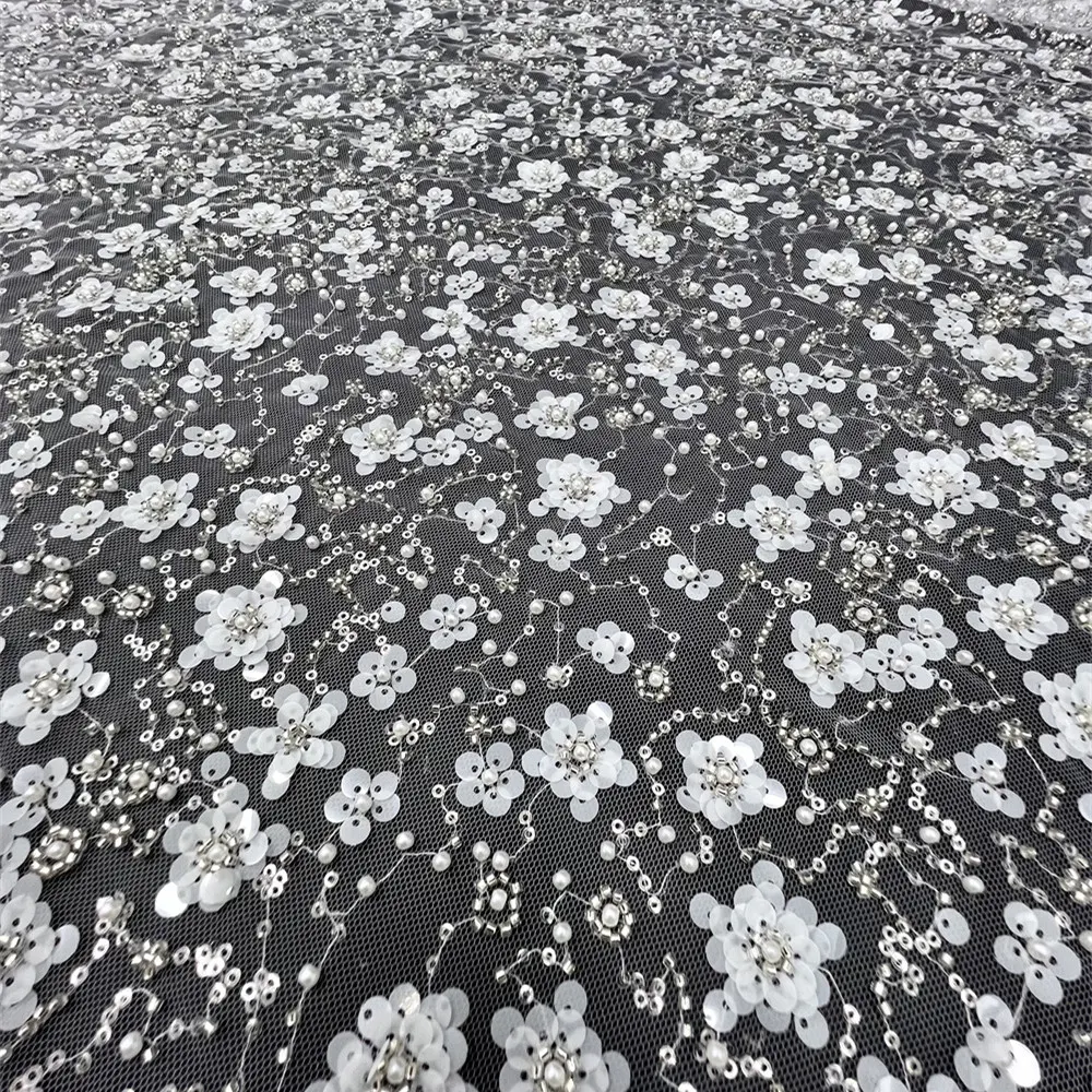 Vestido de noiva moderno com tecido de paetês e pérolas de cristal. Brilho deslumbrante e elegância atemporal para o seu casamento. — foto 3