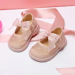 Sapatos infantis pequenos de couro com malha respirável, oferecendo conforto e ventilação para os pés das crianças. — foto 4
