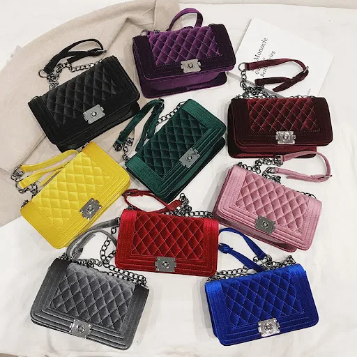Title 1, Aksamitna Torebka Crossbody z Diamentowym Łańcu...