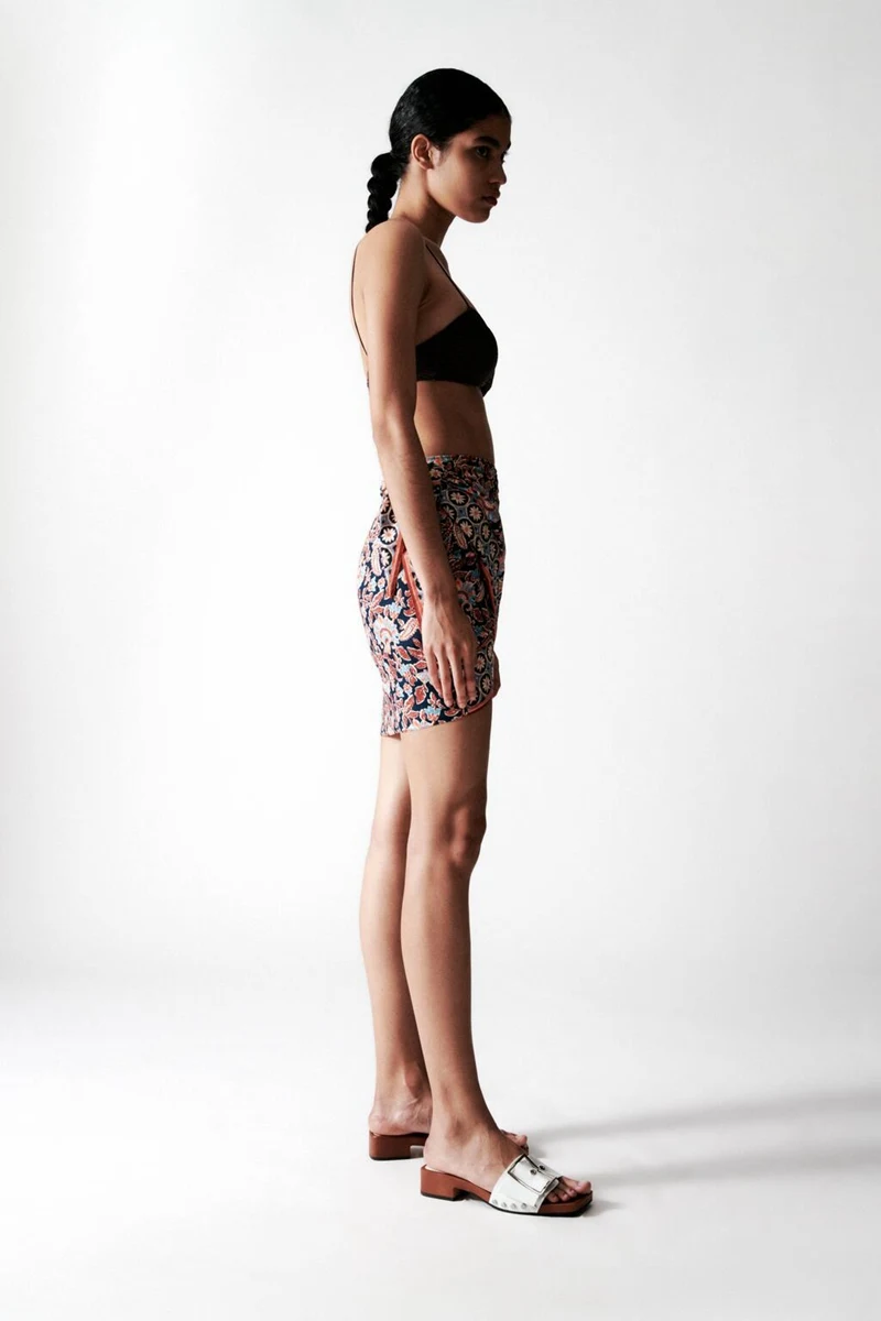 Falda corta sarong con estampado étnico retro ideal para playa y verano. Ligera, versátil y con estilo bohemio para lucir un look fresco y relajado. — foto 4