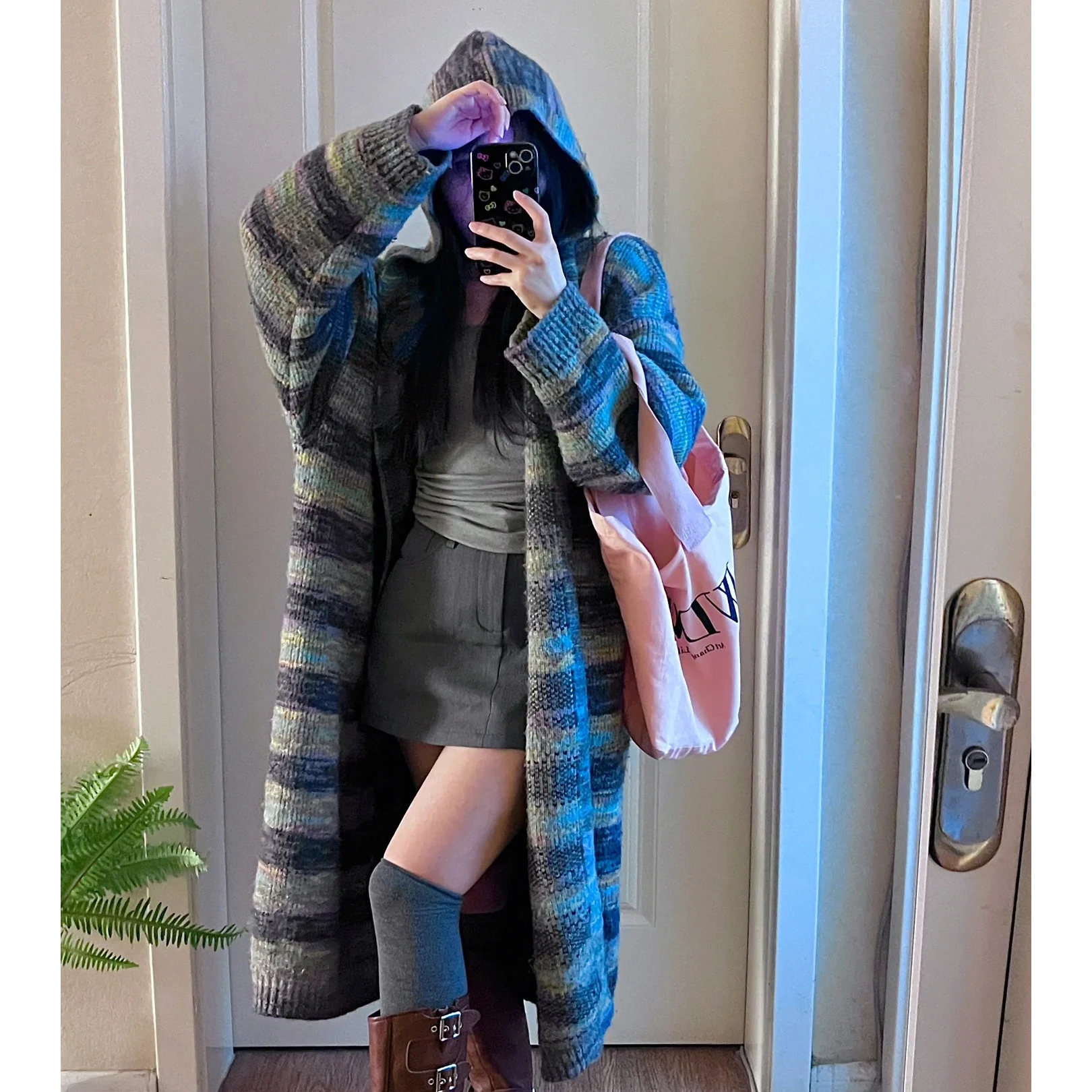 Cappotto-maglione con cappuccio a righe, stile casual, cardigan lungo lavorato a maglia. Per un look comodo e alla moda, perfetto per ogni occasione. — foto 3