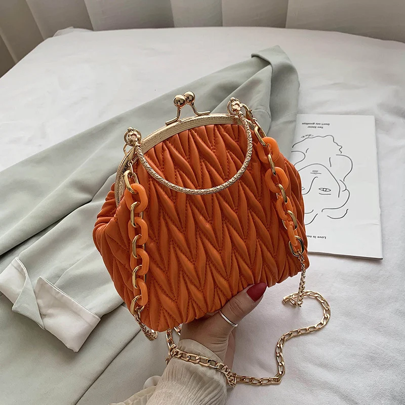 Bolsa com corrente e clip, essencial para o dia a dia. Leve seus pertences com segurança e estilo, design elegante e versátil. — foto 11