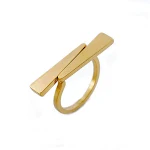 Anel de aço titânio com design triangular longo irregular, estilo frio e moderno. Um acessório elegante e único para looks ousados e estilosos. — foto 4