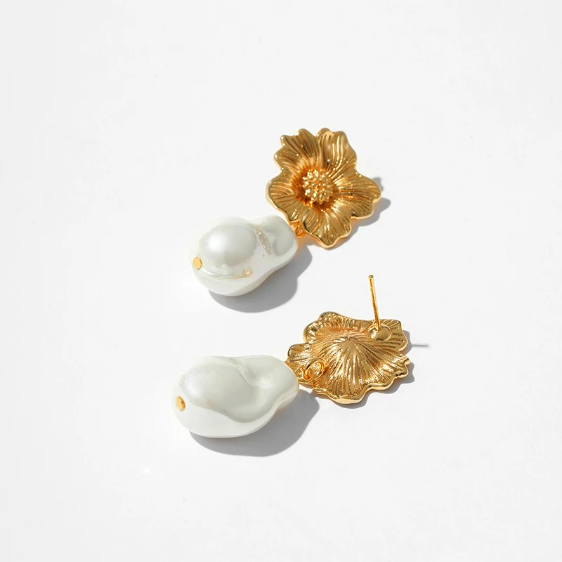 Brincos de botão femininos com padrão floral de pérolas barrocas, charmosos e refinados, perfeitos para realçar sua beleza e adicionar elegância ao seu visual. — foto 2