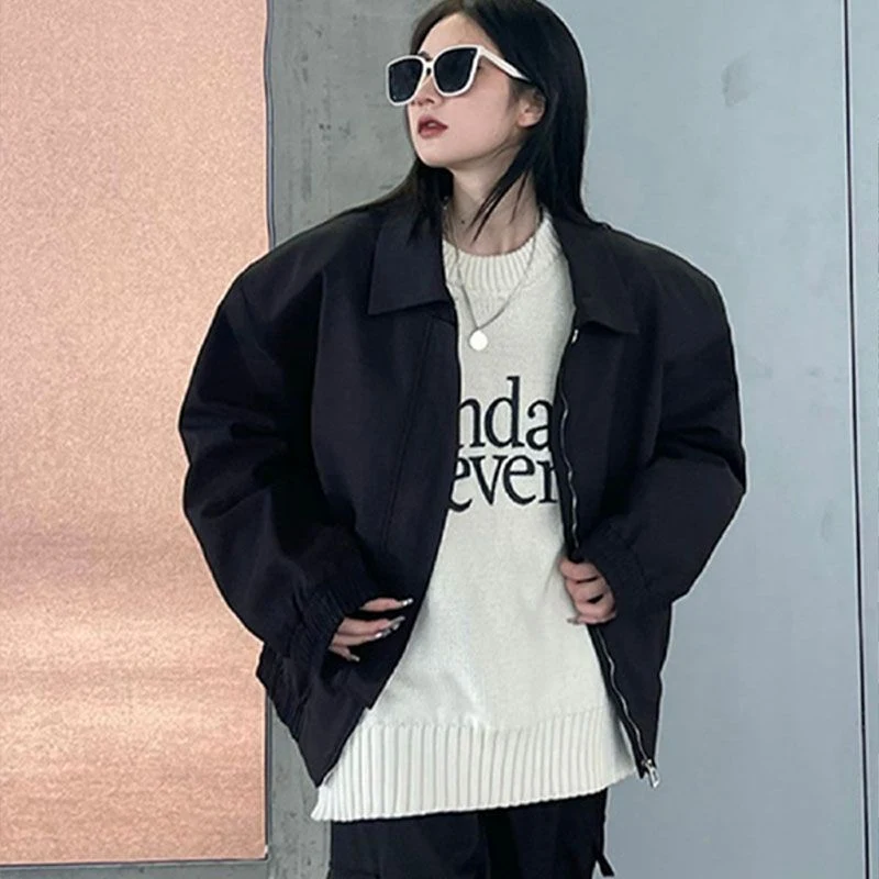 Casaco jaqueta marrom com lapela feminino. Elegância e conforto para o seu dia a dia. Ideal para diversas ocasiões, um clássico atemporal e estiloso. — foto 6