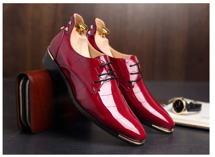 Title 3, Glänzende britische Business-Schuhe aus Leder. ...