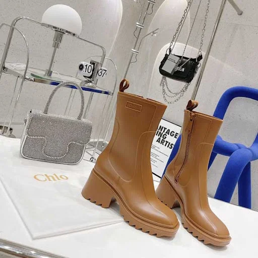 Title 7, Bottes de pluie courtes à lettres et talons hau...
