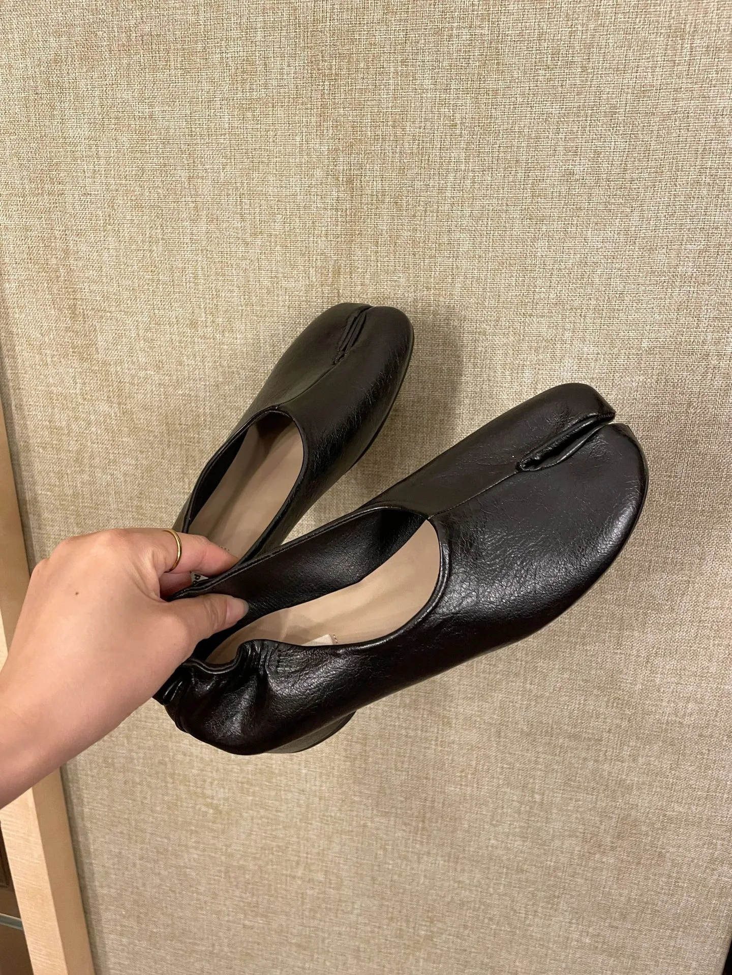 Sapatos de bico dividido Trotter Horseshoe Pumps para conforto e elegância. Ajuste ideal e suporte excepcional para o uso diário. — foto 9