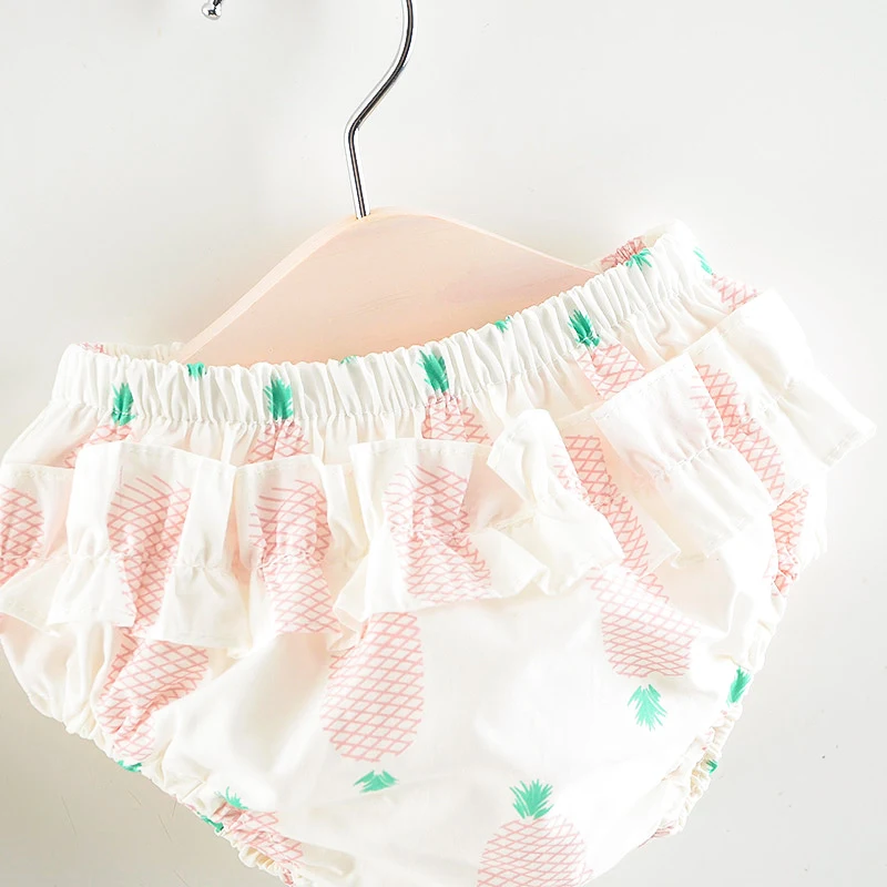 Conjunto de duas peças com estampa de abacaxi, perfeito para o verão. Conforto e estilo para curtir o sol na praia ou em festas. — foto 9