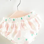 Conjunto de duas peças com estampa de abacaxi, perfeito para o verão. Conforto e estilo para curtir o sol na praia ou em festas. — foto 9