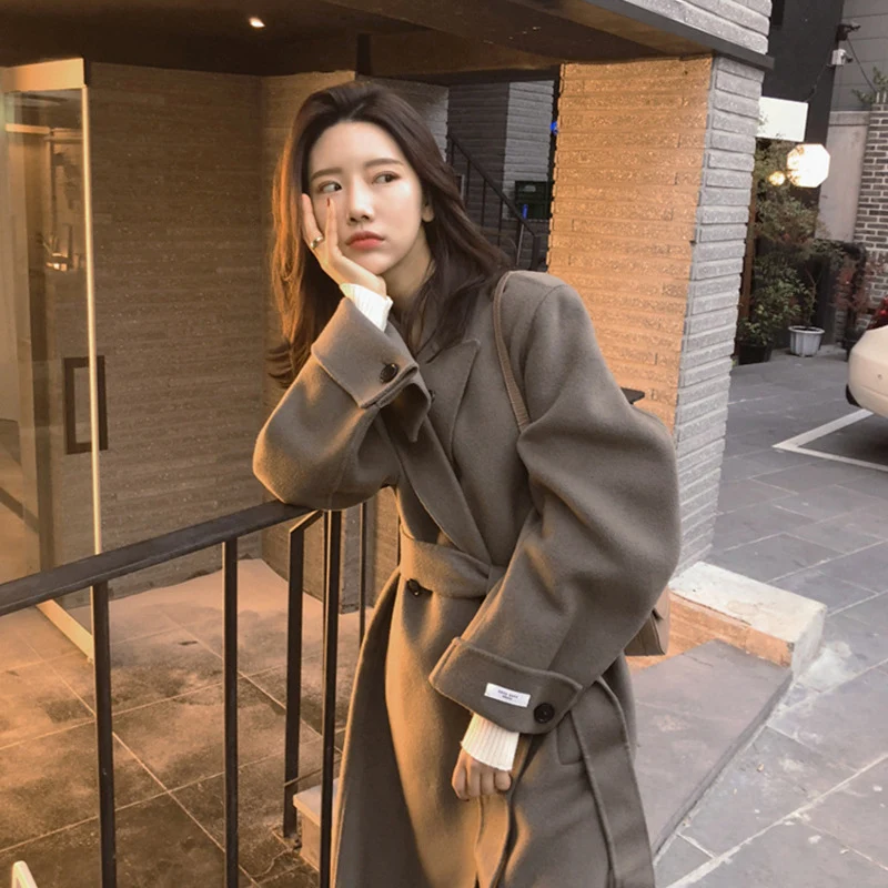 Cappotto in cashmere imbottito da donna lungo fino al ginocchio. Lusso senza tempo e comfort superiore per l'inverno. Un'eleganza avvolgente — foto 6