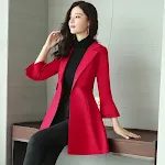 Kadın günlük moda rüzgarlık, hafif ve rahat. Şık görünüm için ideal, rüzgara karşı koruma sağlar. Günlük kullanım için mükemmel. — Fotoğraf 1