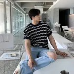 Camiseta masculina com estampa jacquard e listras onduladas, moderna e confortável. Ideal para looks casuais e estilosos. — foto 19