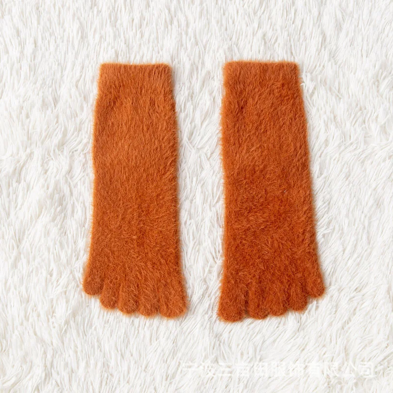 Meias Quentes com Pontas de Veludo Mantenha seus pés aquecidos e confortáveis com estas meias macias de veludo, perfeitas para o frio do inverno. — foto 21