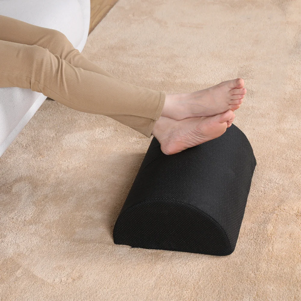 Almofada semicilíndrica para os pés Elevação e alívio para pernas e joelhos Suporte ergonômico melhora a circulação Reduz dores e inchaço Promove relaxamento — foto 4